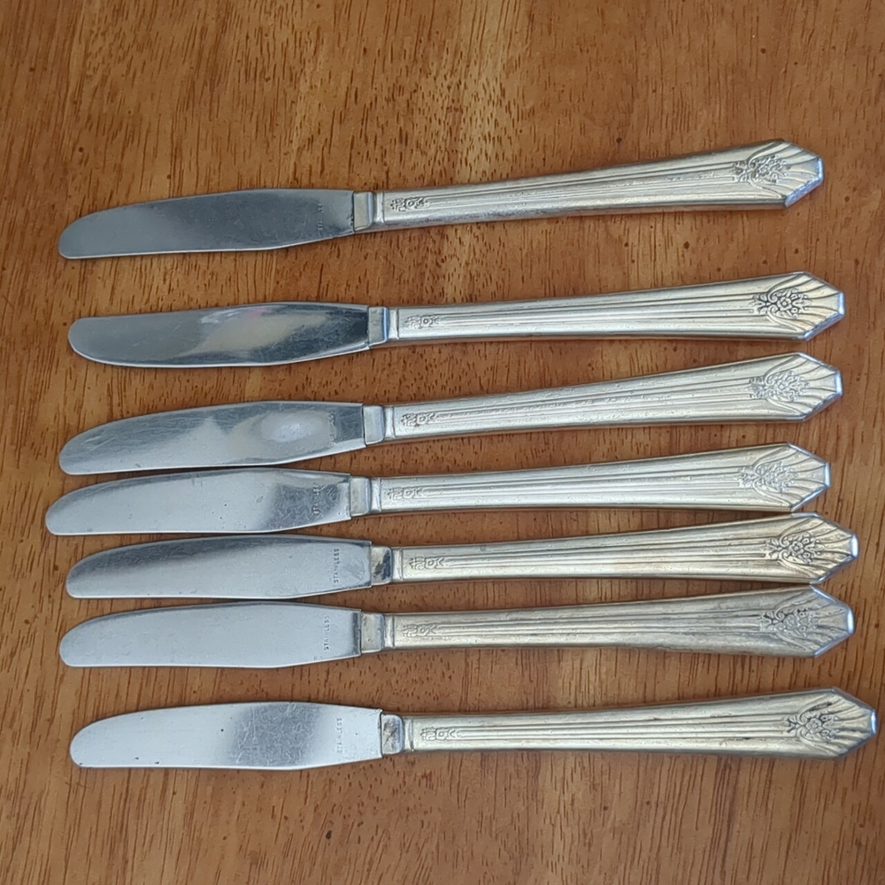 Set of 7 Vintage Butter Knives - Picture 4 of 11